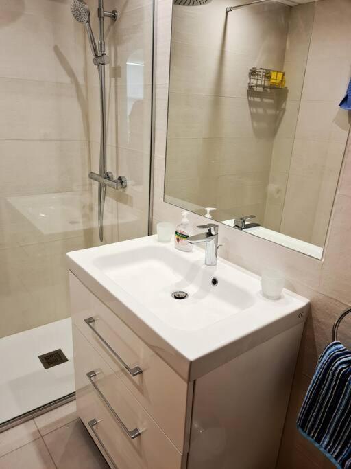 Estepona Port Beachside Apartment - Marina Bay Esterno foto